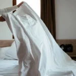 Cómo eliminar manchas marrones de las sábanas antiguas sin estropearlas